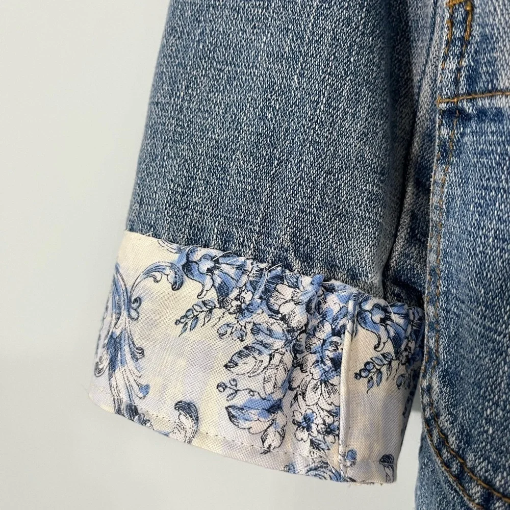 Mossimo Denim Jean Jacket with Floral Patchwork. 100% Cotton. Girls Size Small.